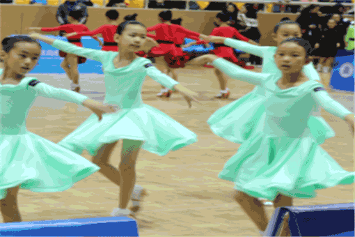 云艺术舞蹈——小班制教学服务，教师根据学生的特点因材施教