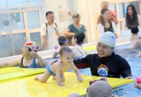 沐奇亲子游泳馆——是国内较早将水中早教理念融入婴儿游泳的早教机构