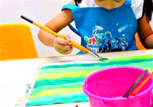梦想色少儿美术——秉承”执笔书梦想，色彩画童年”的教育理念