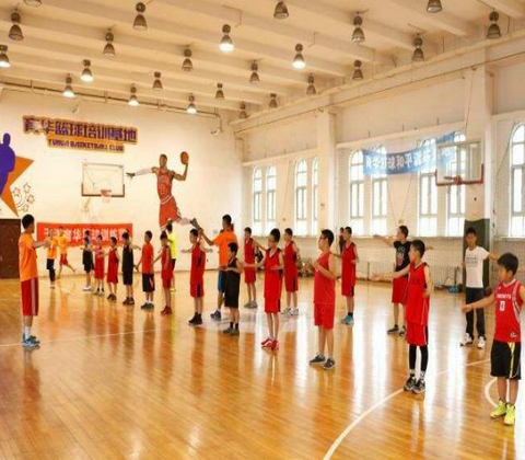 育华篮球培训——专业教练亲身手脚，特色课程让孩子进步更快
