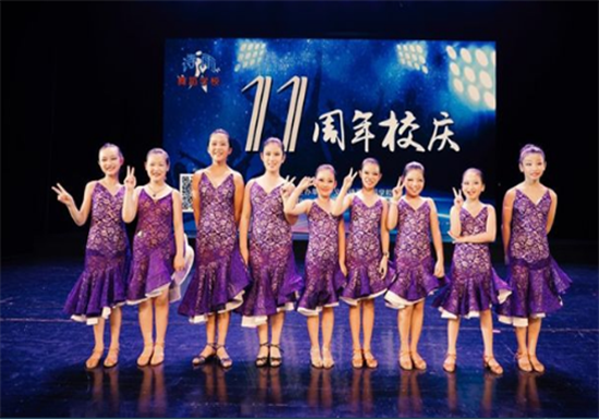 诗雨舞蹈学校——国际标准舞专业老师任教，教学以讲，练知道结合