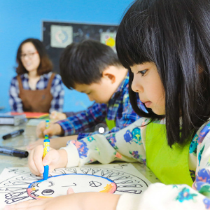 指点未来儿童画馆——立体式美育培训+全方位气质养成”的教育教学体系