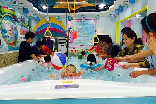 邻家儿女婴儿游泳馆——寓水于乐，为中国家庭带去快乐、健康的理疗生活