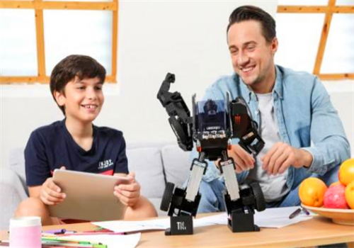 多智汇机器人——高水准的教具于配套教材，以及完善的教师培训体系