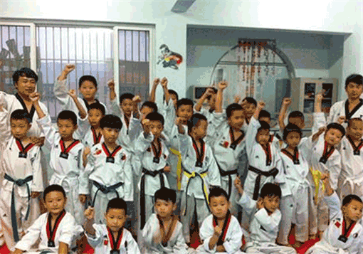 龙仁跆拳道——科学的教学内容，严谨的考级制度