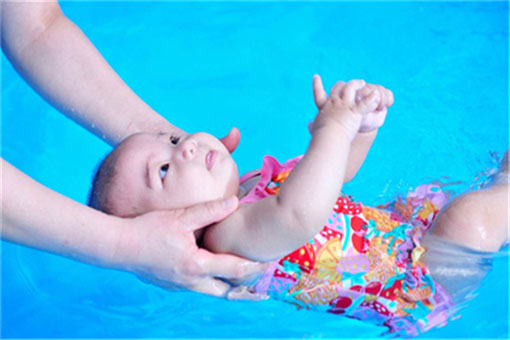 家有乖宝婴儿游泳馆——做到一人一游一专用浴巾，室温、水温、湿度严格达到统一标准。