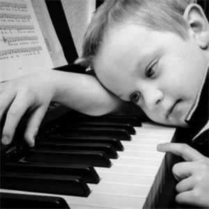 桃李钢琴教育——不仅唤醒了少儿的心灵，更是很好地启迪了少儿智慧