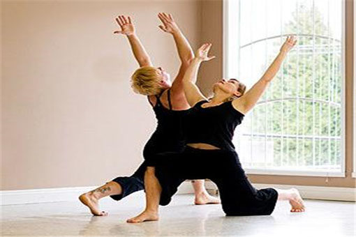 轻盈瑜伽——瑜伽教练培训的国际连锁管理机构。