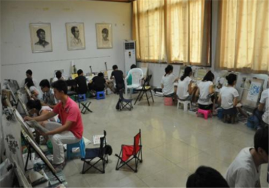 小石子美术培训学校——专家教授讲座，让学生近距离了解美术