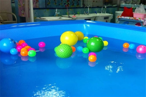 小博士婴儿游泳馆——为0－6岁的孩子及其家庭提供综合优质的技术和服务