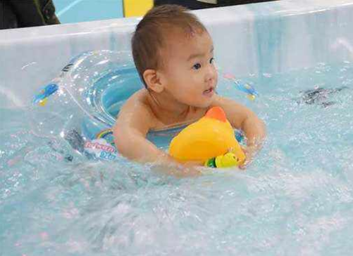 玲珑门婴儿游泳——唯一集婴儿游泳，儿童理发，儿童立体像于一体的大型儿童服务加盟机构