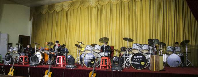 新起点鼓校——爵士鼓敲打的节奏丰富多彩,是当今深受少年儿童喜爱的一种乐器