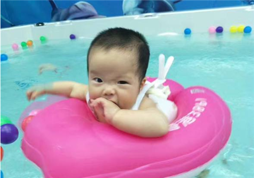 小脚丫婴儿游泳馆——与专业妇幼保健机构结盟，强大的技术支持和专业保证