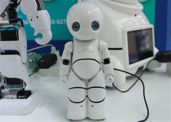 比特机器人——让孩子们体会到学习过程不是痛苦而是快乐