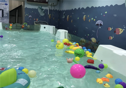 泡泡屋婴幼儿游泳馆——专业的亚克力婴幼儿游泳设备生产、销售、品牌加盟