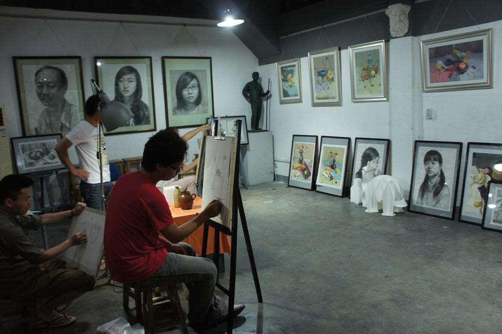 七彩虹画室——最为专业、全面、系统的综合性美术学校。