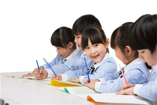 欢心英语——立足中端少儿英语培训市场，4-10岁少儿英语教育。