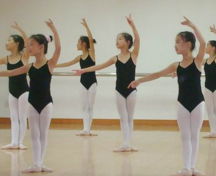 小苹果舞蹈——从小学习舞蹈不仅能培养人们的肢体能力