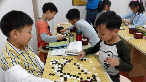 国际少儿围棋培训中心——不断的刺激脑思维，使大脑变的越来越活跃