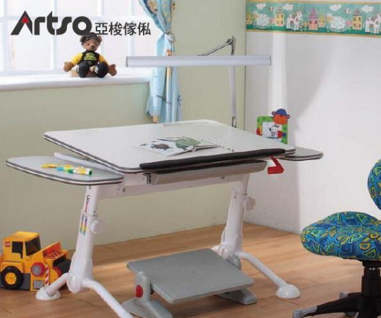 亚梭学习桌——有助儿童健康学习、外观创新、用法多功能的儿童书桌椅