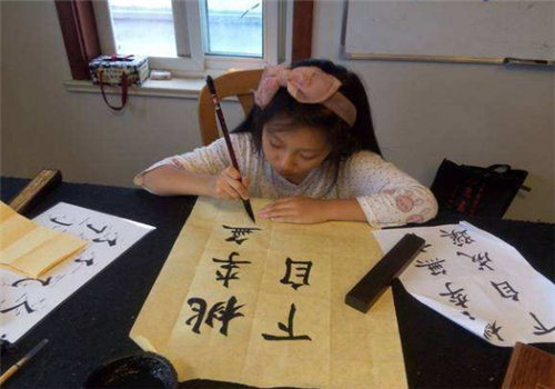 高阳书法培训学校——设置了不同的教材教案，针对不同年龄阶段