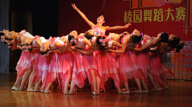 轻舞飞扬舞蹈——创办一流的舞蹈学校，实施一流的舞蹈教育