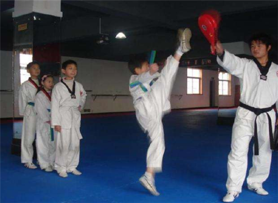 正人跆拳道——高水平的黑带教练，一流的专业教程