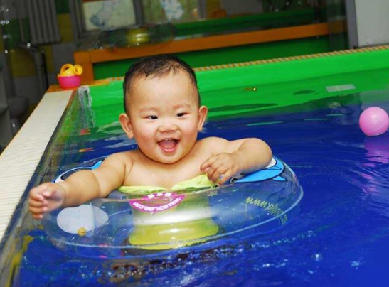 靓宝宝游泳馆——提供一套更科学的课程，为每位宝宝提供更高质的服务