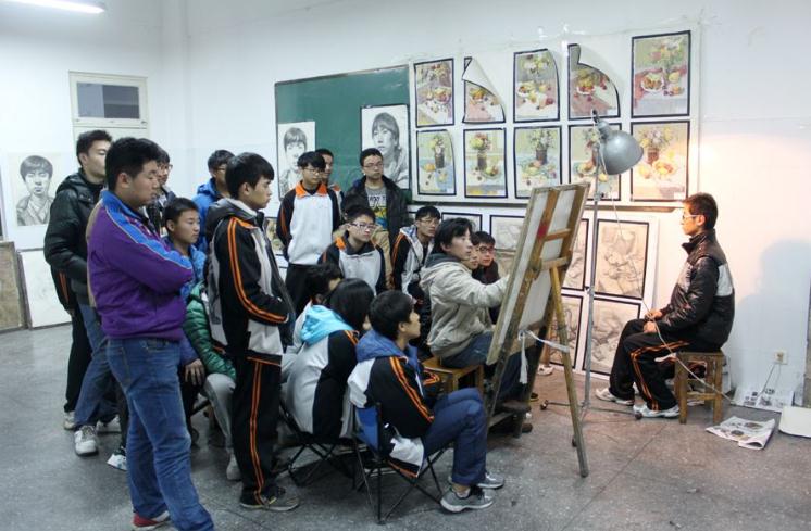 艺彩画室——专业从事4-16岁少儿的美术培训活动