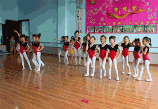 舞贝贝舞蹈中心——倡导舞蹈快乐、优美、健康的特性