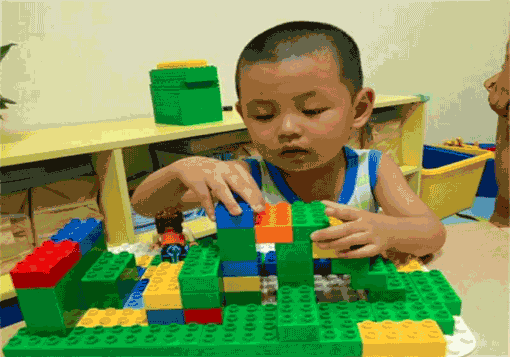 智乐宝机器人——为孩子打造出丰富多彩的课堂，把学习和玩耍巧妙结合