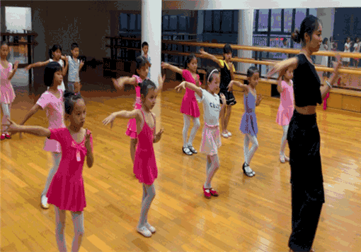 雅姿舞蹈——以“未来舞蹈、快乐人生”为教育宗旨，