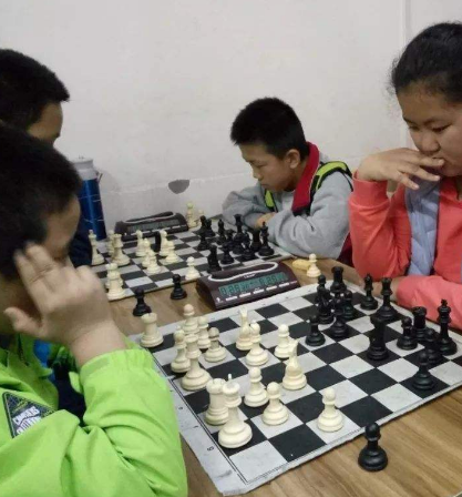 王冠国际象棋——提高学生棋艺和培养学生创造能力
