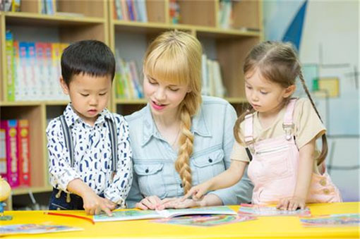 欢乐世界幼儿英语——主打“小班制”、“纯外教”、“多媒体互动”的授课模式