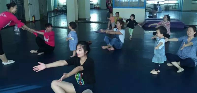 公主小V——专门针对2.5至4周岁幼儿亲子舞蹈教育的课程体系