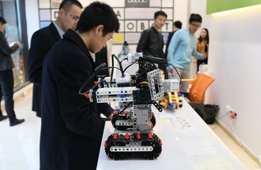 多米拉机器人——致力于将机器人和科技教育事业推广到各个领域
