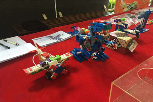 艾迈科思机器人——专注于提升青少年的科技创新能力的机器人教育品牌。