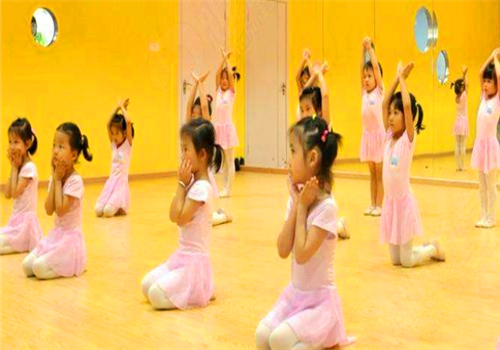 雅姿舞蹈——以“未来舞蹈、快乐人生”为教育宗旨，