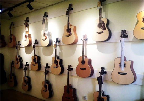 国栋吉他培训学校——让每个孩子在成长期,提高艺术修养,快乐,自信的成长