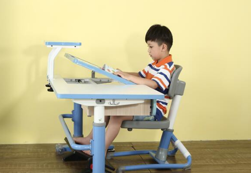 小状元多功能学习桌——能有效引导书写阅读是的坐姿端正，矫正不良坐姿，预防驼背，保护骨骼