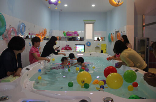 七彩泡泡婴童会所游泳馆——体会成人世界的多样化生活，创出了婴幼儿多次元思维培育新概念。