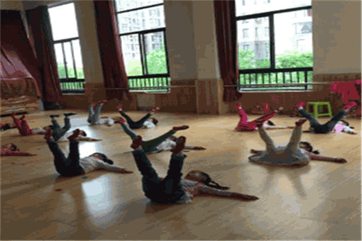 疯狂舞蹈——教师资历深厚，有丰富的授课经验，获得学生一致好评