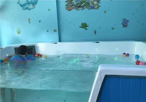泡泡屋婴幼儿游泳馆——专业的亚克力婴幼儿游泳设备生产、销售、品牌加盟