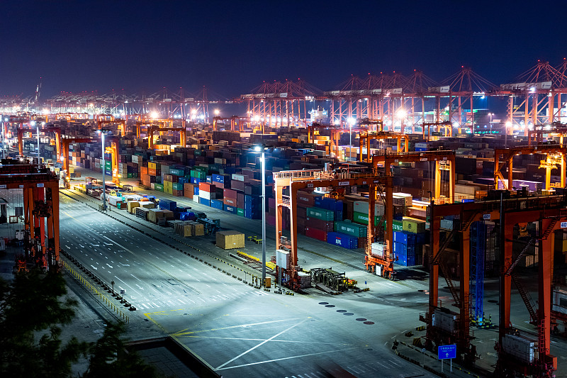 中国贸促会会长高燕主持第二届虹桥国际经贸论坛“数字化时代与电子商务创新发展”分论坛嘉宾演讲环节