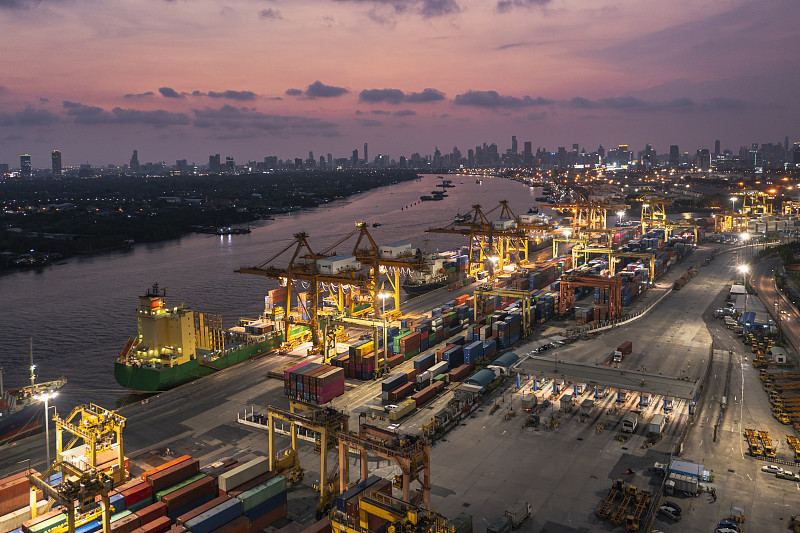 我国新能源汽车进入市场和政策双驱动创新阶段