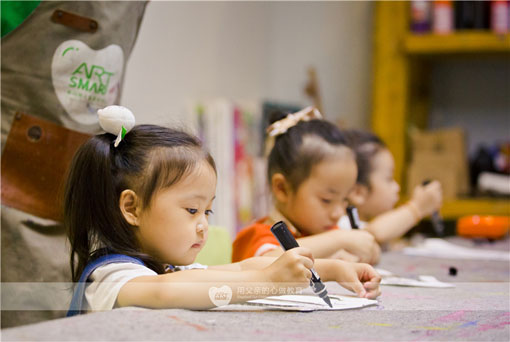 斯玛特美术加盟：幼儿绘画教育如何平衡家庭与学校的关系