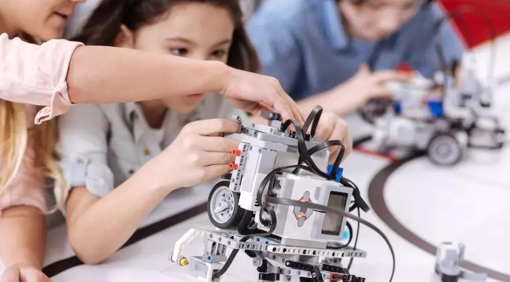 未来侠机器人教育培训不认为动动手就叫做机器人教育