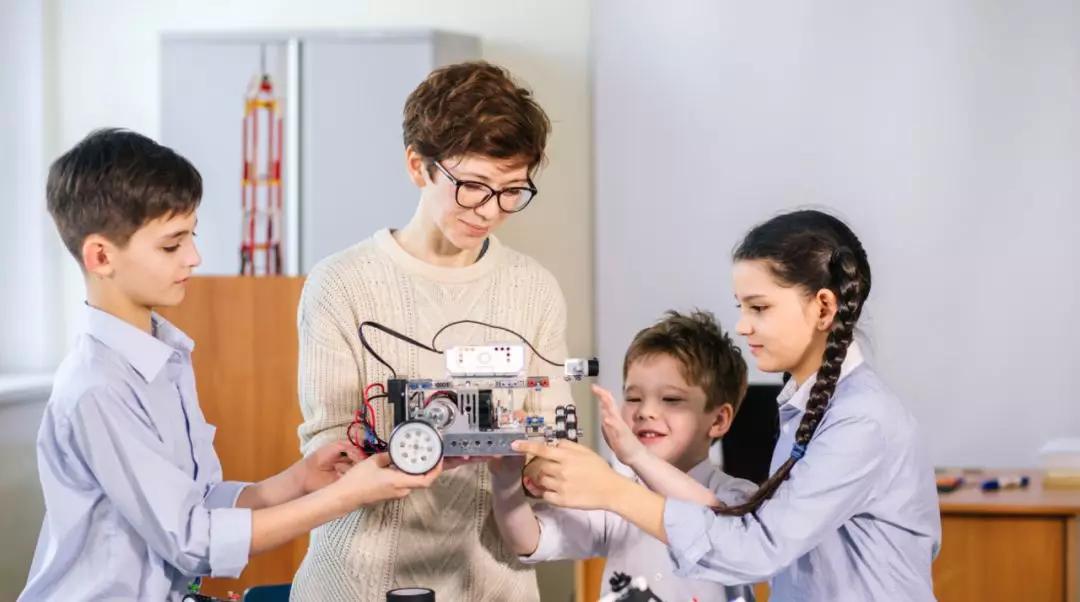 【教育部发声】为何机器人教育、编程教育进入中小学成为必修课？