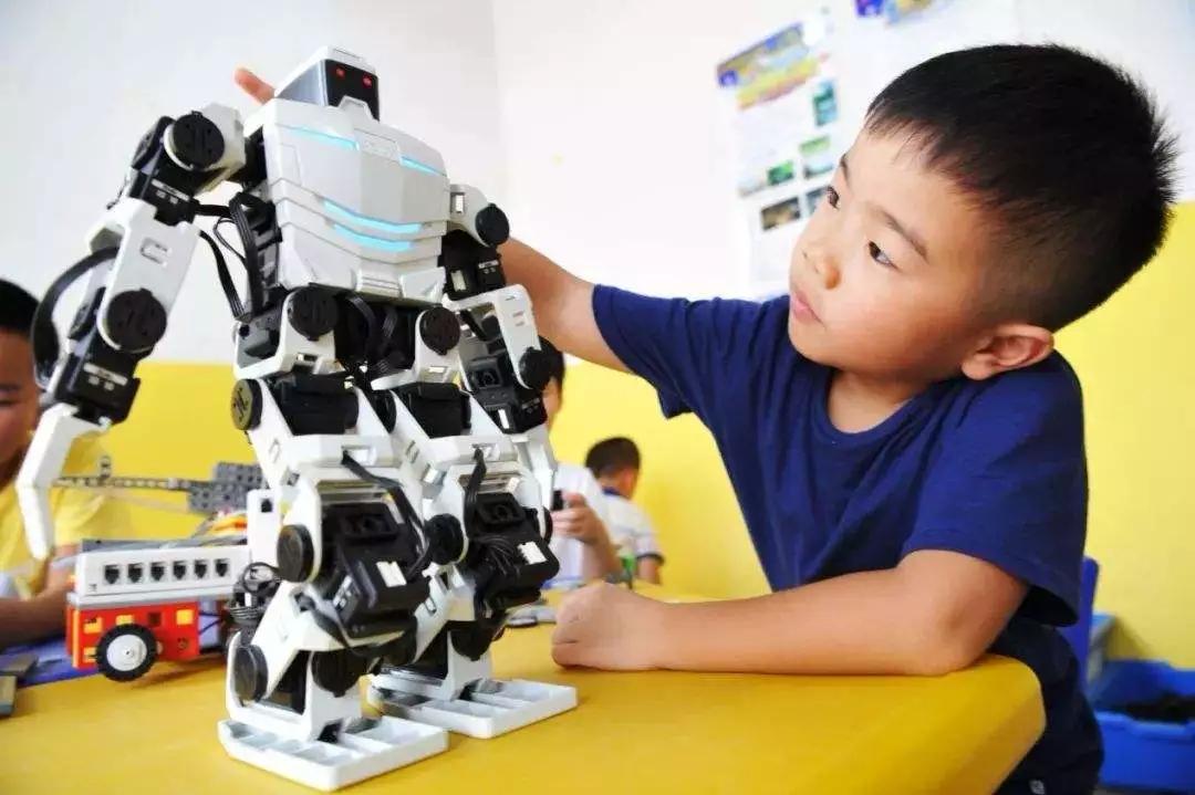 机器人教育被纳入中小学课程，教育也需适应时代发展需求