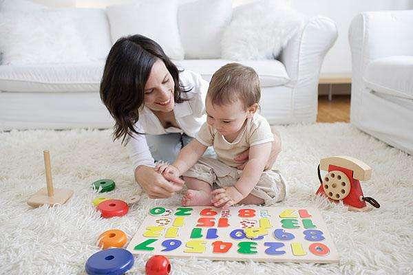 四个月婴幼儿早教，四个月的宝宝怎么样给他早教